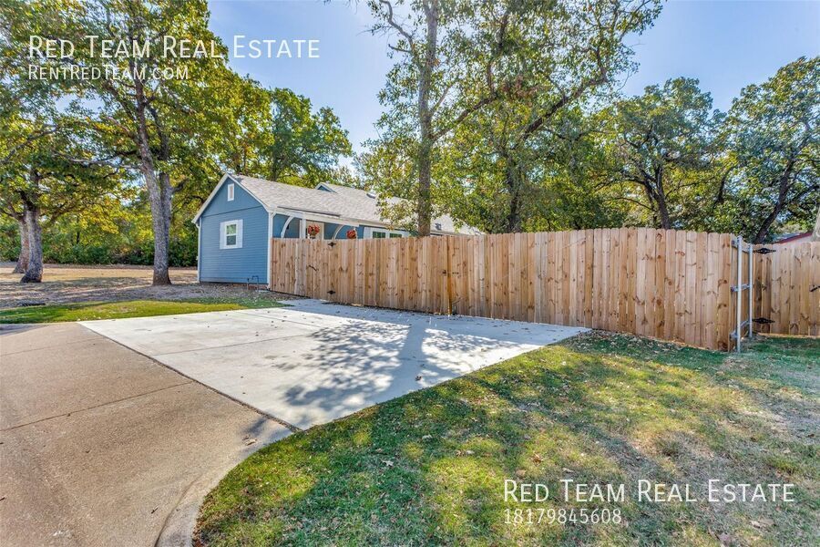 Cozy 3 bedroom in established subdivision off of 820 near Lake Worth! property image