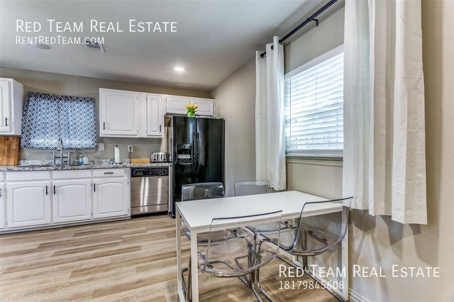 Cozy 3 bedroom in established subdivision off of 820 near Lake Worth! property image