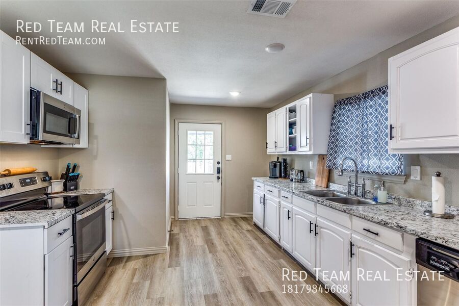 Cozy 3 bedroom in established subdivision off of 820 near Lake Worth! property image