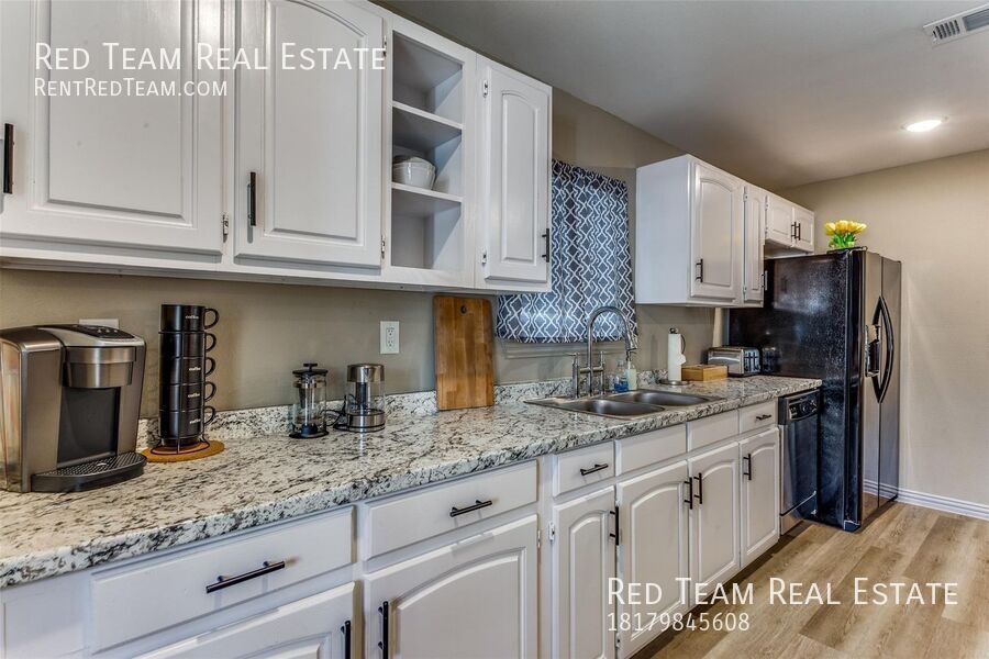 Cozy 3 bedroom in established subdivision off of 820 near Lake Worth! property image