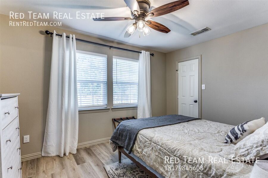 Cozy 3 bedroom in established subdivision off of 820 near Lake Worth! property image