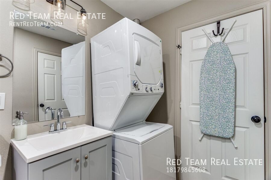 Cozy 3 bedroom in established subdivision off of 820 near Lake Worth! property image