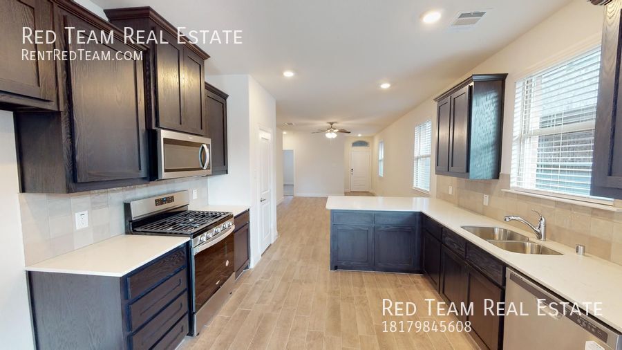 Beautiful New 3-Bedroom / 2 Bath Home in Aubrey property image