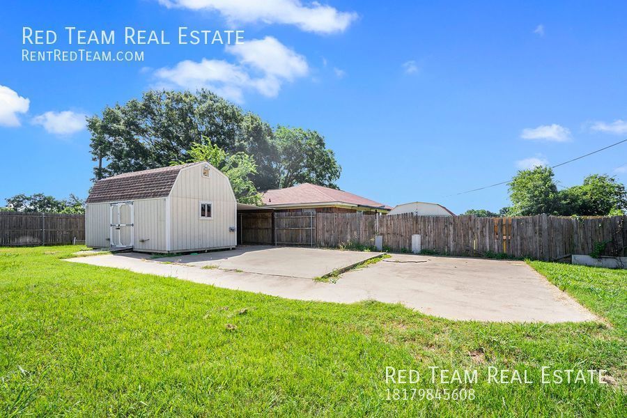 Country Living on a Large Double Lot! property image