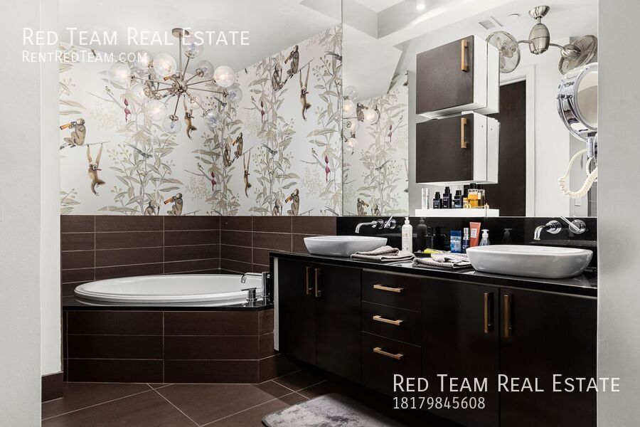 Fabulous Urban lifestyle in the Historic Montgomery Plaza with a panoramic Downtown Fort Worth view! property image