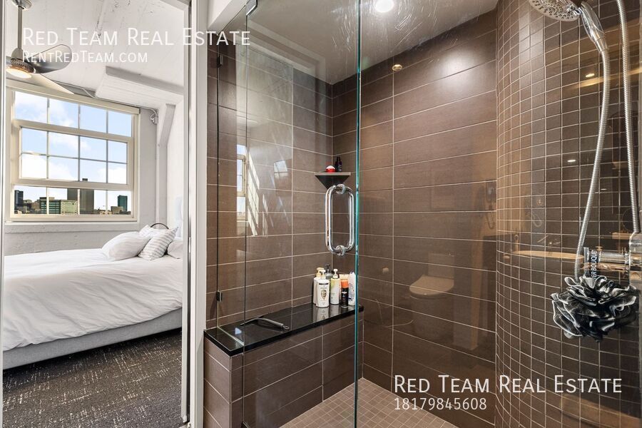 Fabulous Urban lifestyle in the Historic Montgomery Plaza with a panoramic Downtown Fort Worth view! property image