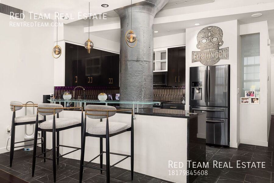 Fabulous Urban lifestyle in the Historic Montgomery Plaza with a panoramic Downtown Fort Worth view! property image