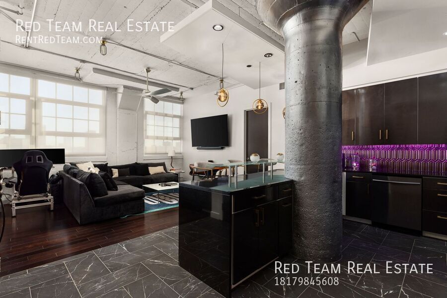 Fabulous Urban lifestyle in the Historic Montgomery Plaza with a panoramic Downtown Fort Worth view! property image