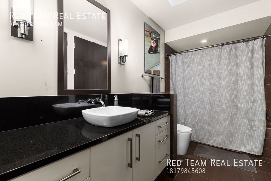 Fabulous Urban lifestyle in the Historic Montgomery Plaza with a panoramic Downtown Fort Worth view! property image