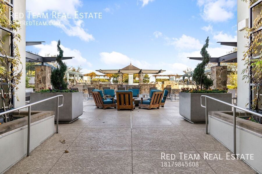 Fabulous Urban lifestyle in the Historic Montgomery Plaza with a panoramic Downtown Fort Worth view! property image