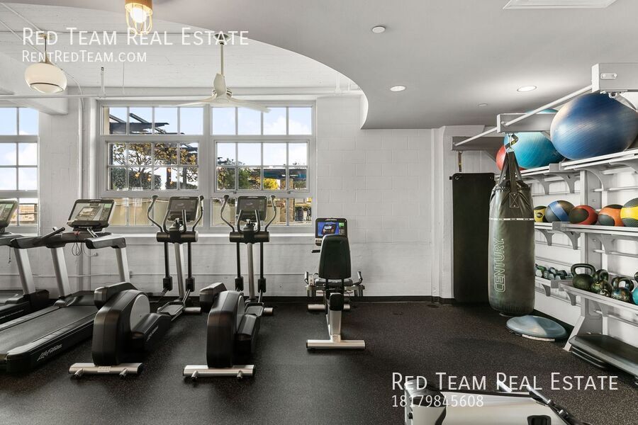 Fabulous Urban lifestyle in the Historic Montgomery Plaza with a panoramic Downtown Fort Worth view! property image