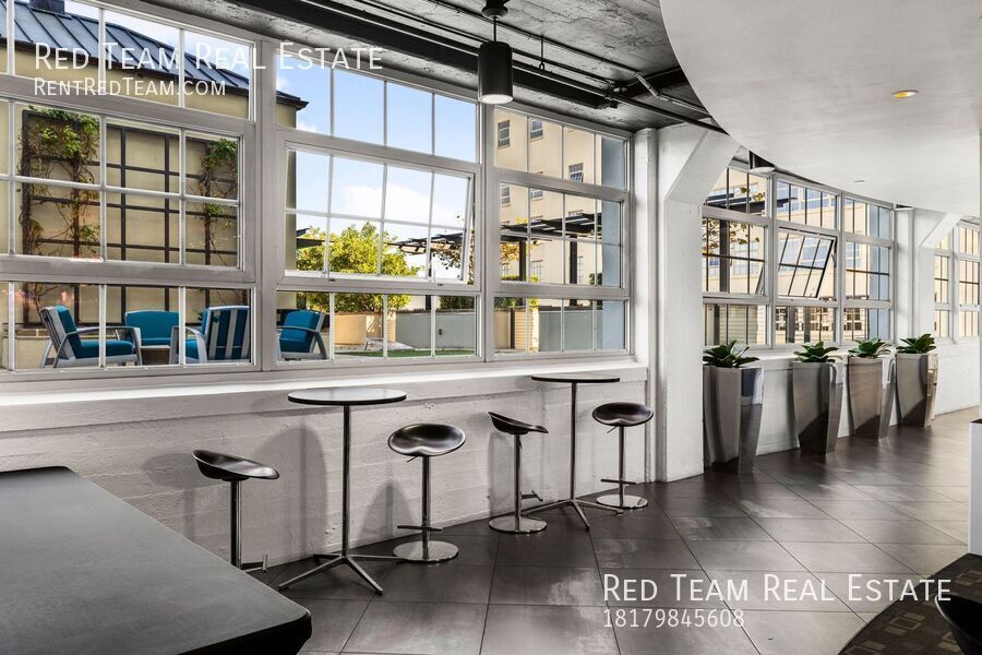 Fabulous Urban lifestyle in the Historic Montgomery Plaza with a panoramic Downtown Fort Worth view! property image