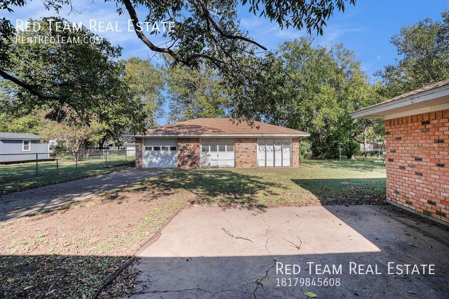 Great 3 Bedroom with Detached Workshop and we will do the Lawn! property image