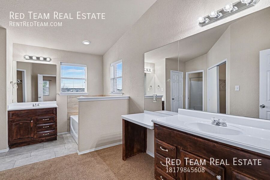 White Picket Fence Included property image