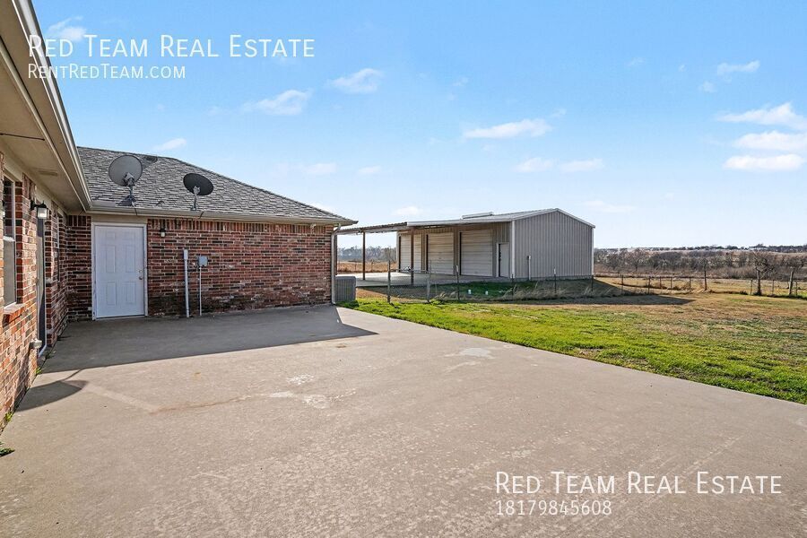 White Picket Fence Included property image